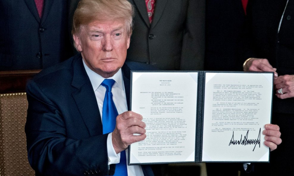 Donald Trump prilikom potpisivanja predsjedničkog memoranduma koji omogućuje uvođenje carina na uvoz kineske robe