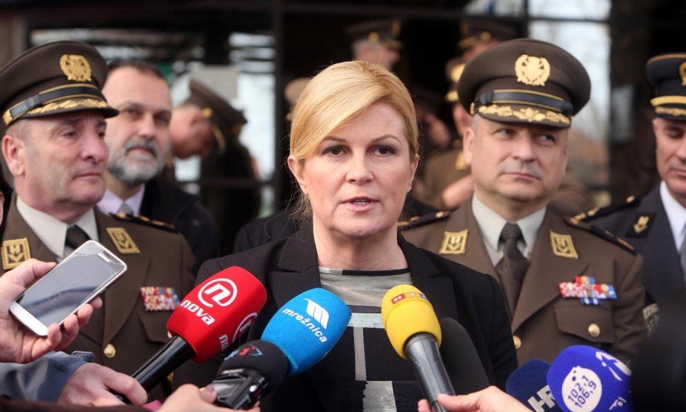 Predsjednica Republike Hrvatske Kolinda Grabar-Kitarović u sklopu svog boravka u Karlovačkoj županiji posjetila je Zapovjedništvo Hrvatske Kopnene vojske u Karlovcu
