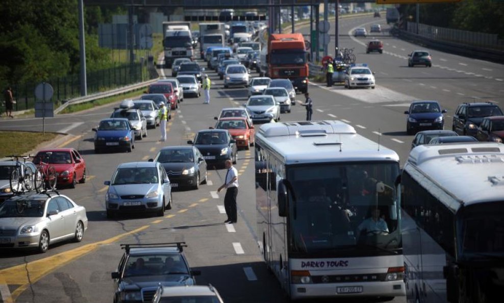 Policija regulira promet na naplatnim kućicama