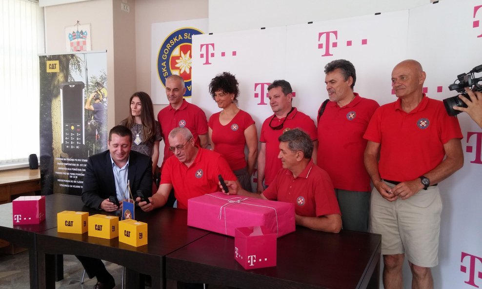 Richard Brešković (Hrvatski Telekom), Vinko Prizmić (HGSS), Stipe Božić i ostali predstavnici HGSS-a