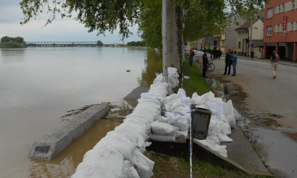Poplavljena sela bez stanovnika - to je slika Slavonije koja se bori s najvećim dosad zabilježenim poplavama koje su odnijele i jednu žrtvu, u Rajevu Selu. Dvije se osobe smatraju nestalima. Evakuirano je ukupno 15 tisuća ljudi iz Račinovaca, Rajeva Sela,
