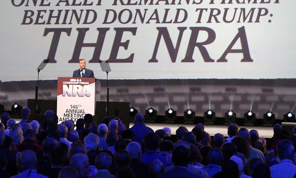 Izvršni direktor Instituta za pravno djelovanje NRA Chris Cox najavljuje predsjednika Donalda Trumpa na konvenciji NRA u Atlanti 28. travnja 2017.