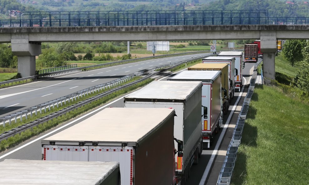 Na graničnom prijelazu Bregana/Obrežje kamioni čekaju oko tri sata