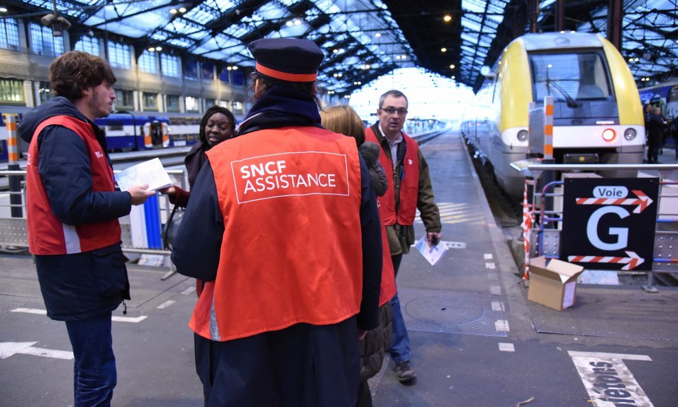 Radnici francuske željezničke kompanije SNCF 3. travnja 2018. počeli su s tromjesečnim štrajkaškim akcijama, time prosvjedujući protiv reformskog paketa predsjednika Emmanuela Macrona. Gužva na pariškom kolodvoru Gare de Lyon