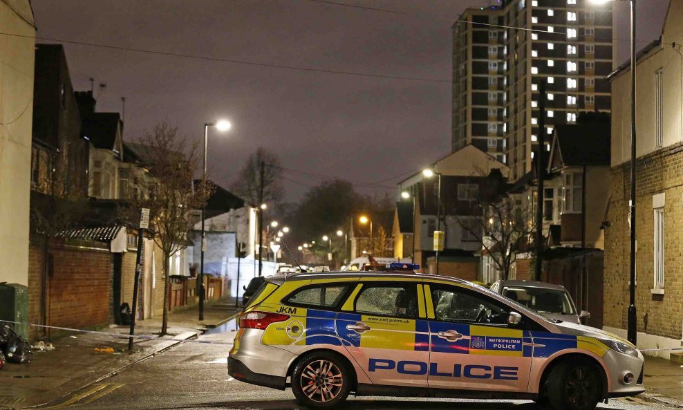 Policija na mjestu zločina u kojem je ubijena 17-godišnja djevojka u Londonu