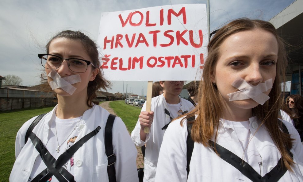 Prosvjed studenata osječkog Medicinskog fakulteta