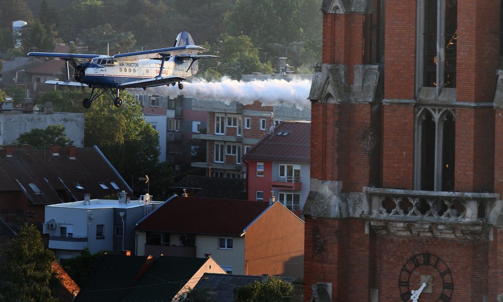 Avion za borbu s komarcima je spreman, a Osječane u 15 minuta ubode 80 komaraca