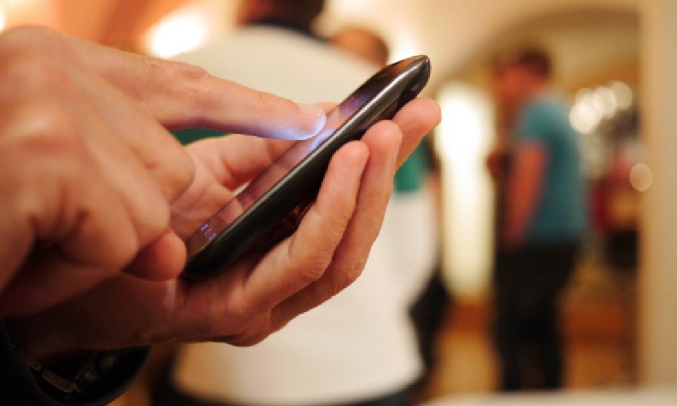 muškarac mobitel pametni telefon smartphone slanje poruka SMS
