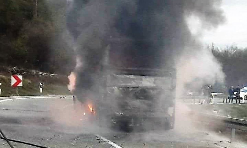 Autobus na cesti Sinj-Imotski u potpunosti je izgorio