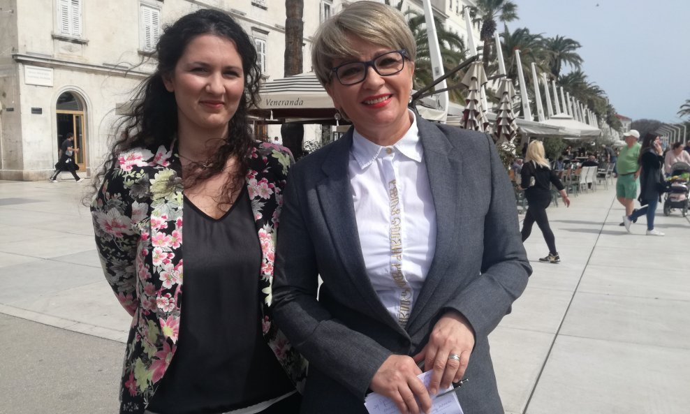Jelena Teklić i Sanja Bilač u košulji s glagoljičnim natpisom 'Budi svoj'