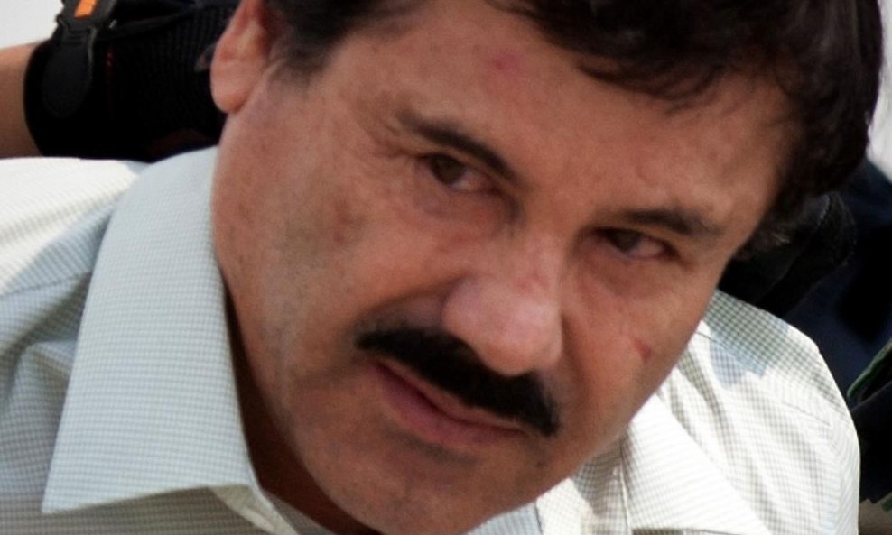 Joaquín Archivaldo Guzmán Loera, poznat kao El Chapo, zloglasni je meksički kriminalac i vođa kartela Sinaloa koji je naređivao otimanja, mučenja, ispitivanja i likvidaciju svojih protivnika