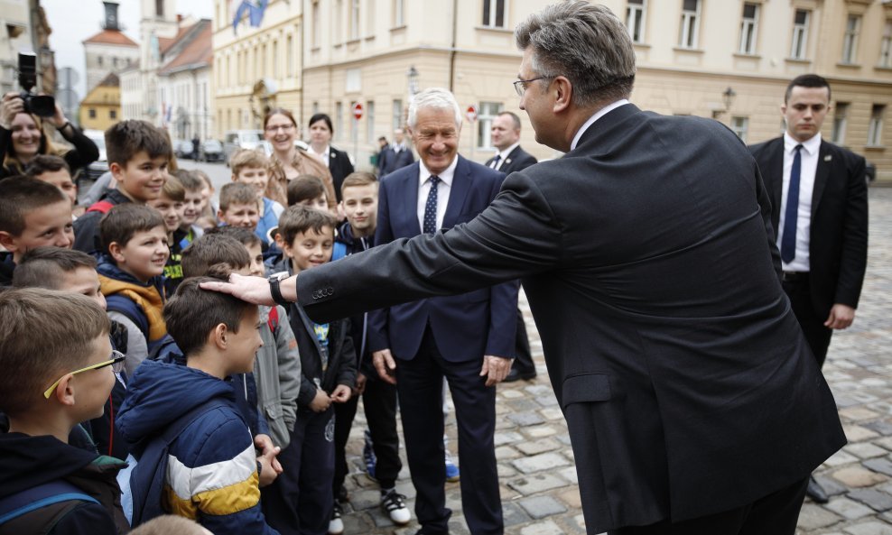 Jaglanda i Plenkovića pred zgradom Vlade dočekao je razred osnovnoškolaca