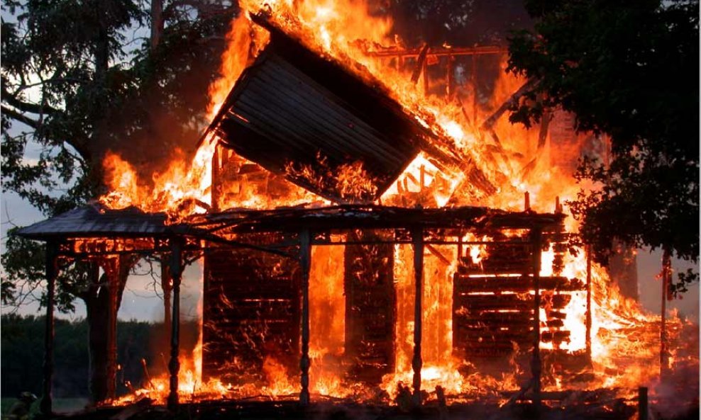 kuća u plamenu vatra požar