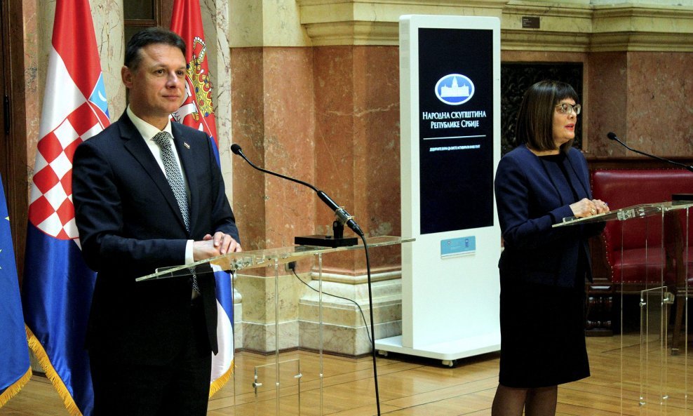 Hrvatska zastava stajala je iza Gordana Jandrokovića i Maje Gojković tijekom obraćanja novinarima u holu Skupštine