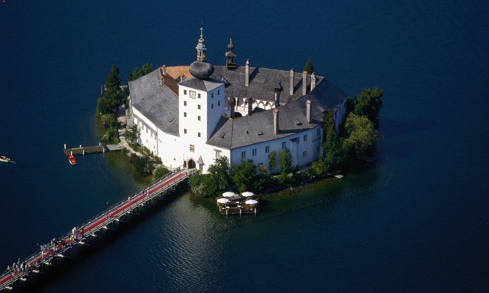 Schloss-Ort-im-Traunsee-bei-Gmunden-Oberoesterreich_Oesterreich-Werbung_Leo-Himsl