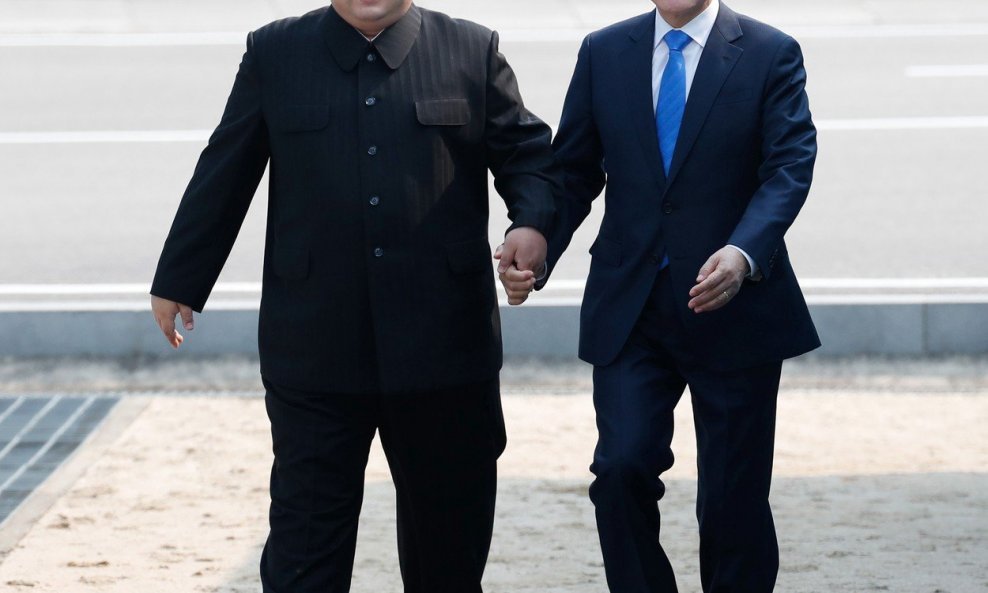 Kim Jong-un i Moon Jae-in  prešli su granicu držeći se za ruke