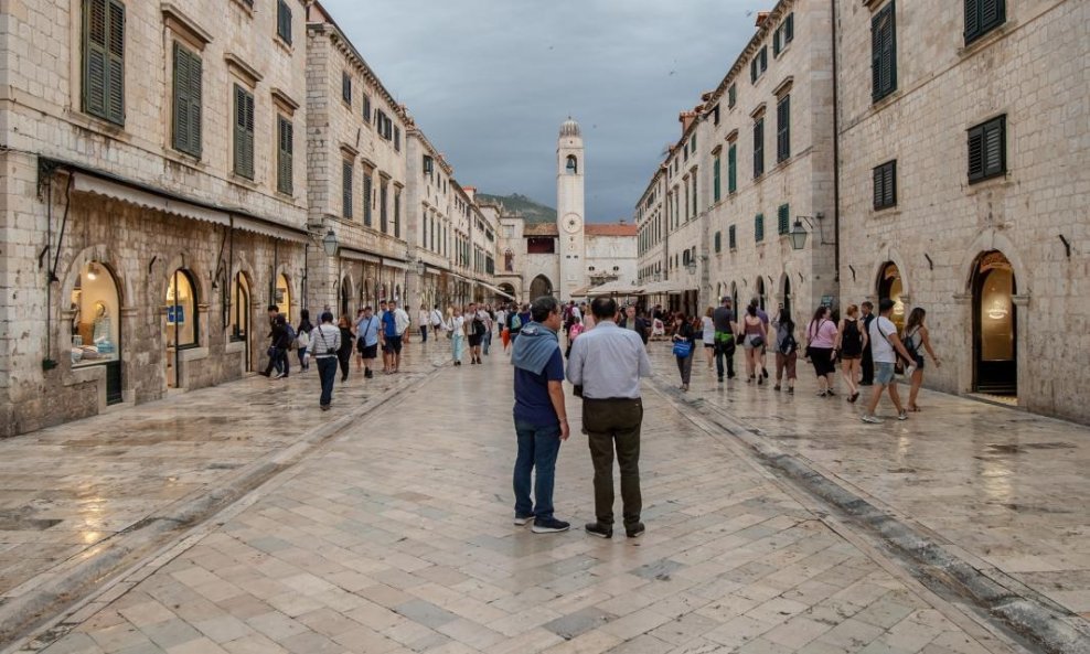 Kazne dubrovačkim ugostiteljima jer nisu poštovali komunalni red