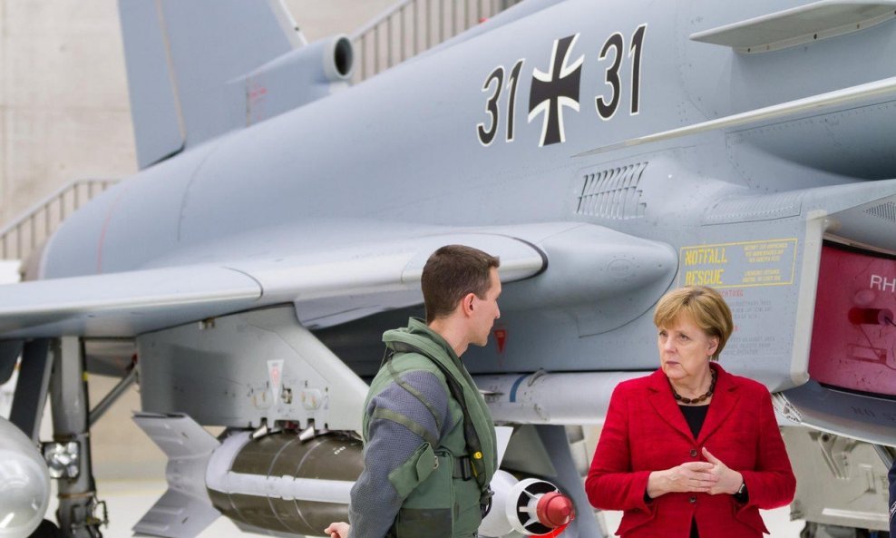 Kancelarka Merkel u razgovoru s pilotom Eurofightera