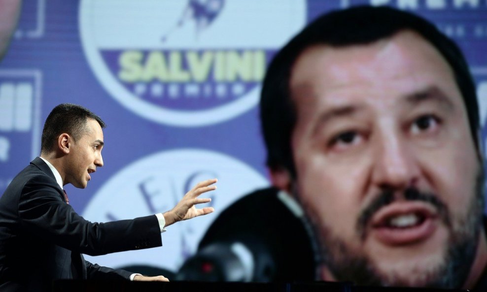 Di Maio drži govor pod budnim okom Salvinija