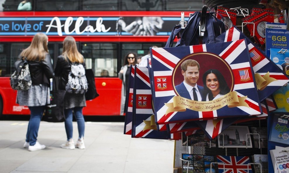 Najizraženiji ekonomski efekt kraljevskog vjenčanja bit će u maloprodaji, gdje se očekuje povećana potrošnja na suvenire