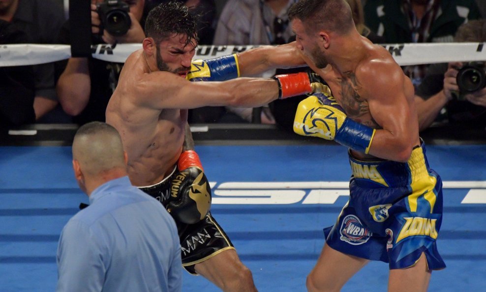 Jorge Linares (lijevo) vs  Vasiliy Lomanchenko