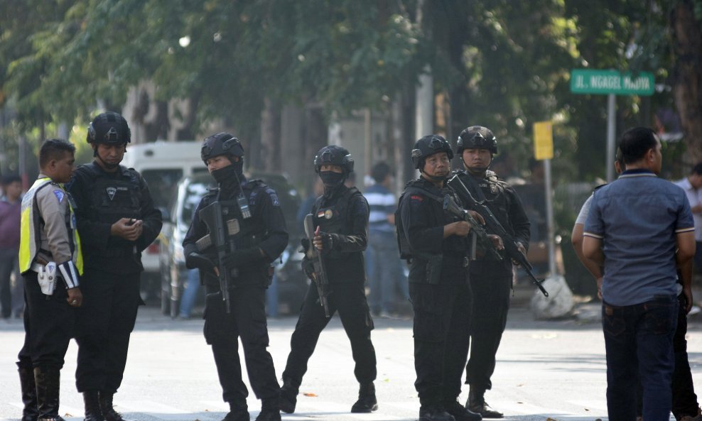 Indonezijska policija na mjestu napada