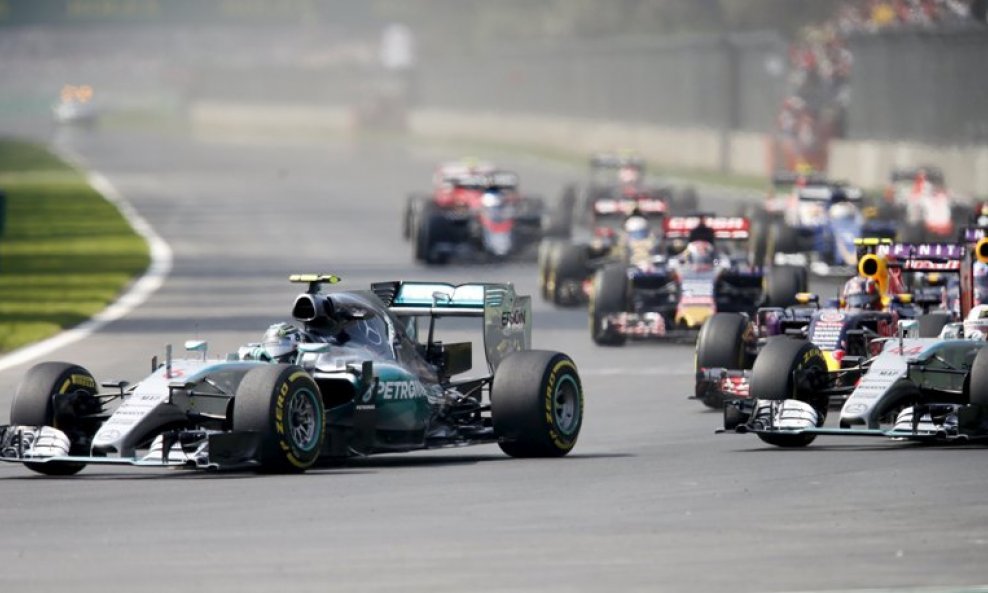Rosberg vodi u prvi zavoj