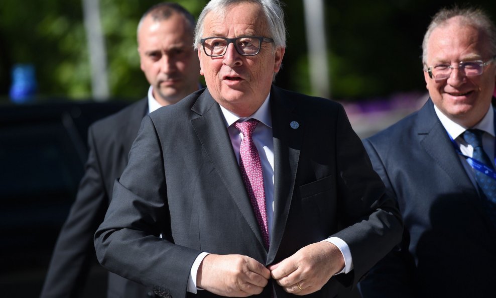 Juncker teturao na summitu zbog išijalgije, a ne zbog alkohola