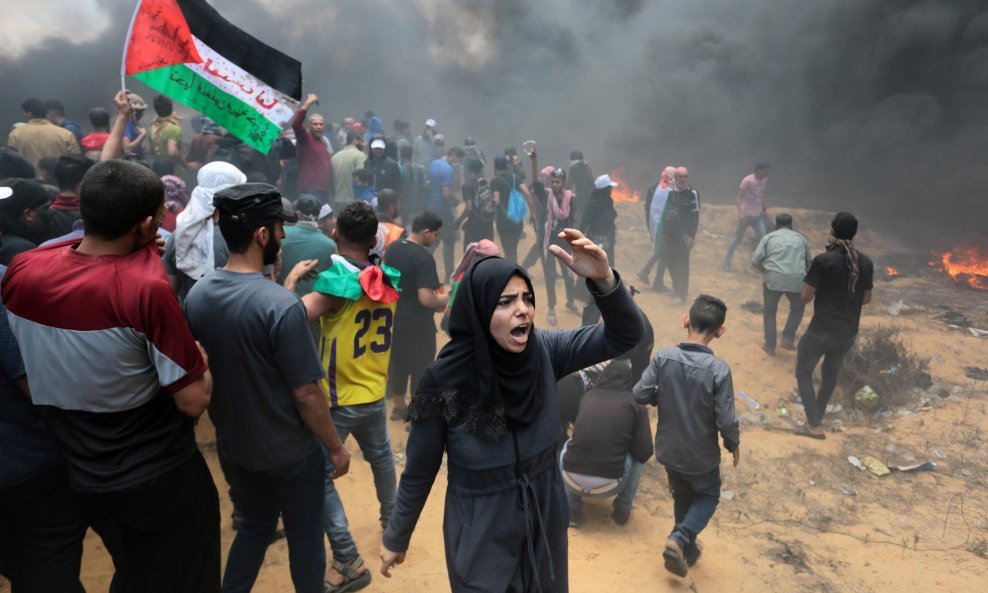 Deseci tisuća Palestinaca prosvjedovali su u ponedjeljak u Pojasu Gaze protiv otvaranja američkog veleposlanstva u Jeruzalemu. Izraelska vojska je ubila više od 50 palestinskih osoba. Riječ je o najvećem brojem žrtava u sukobu od rata 2014. godine.