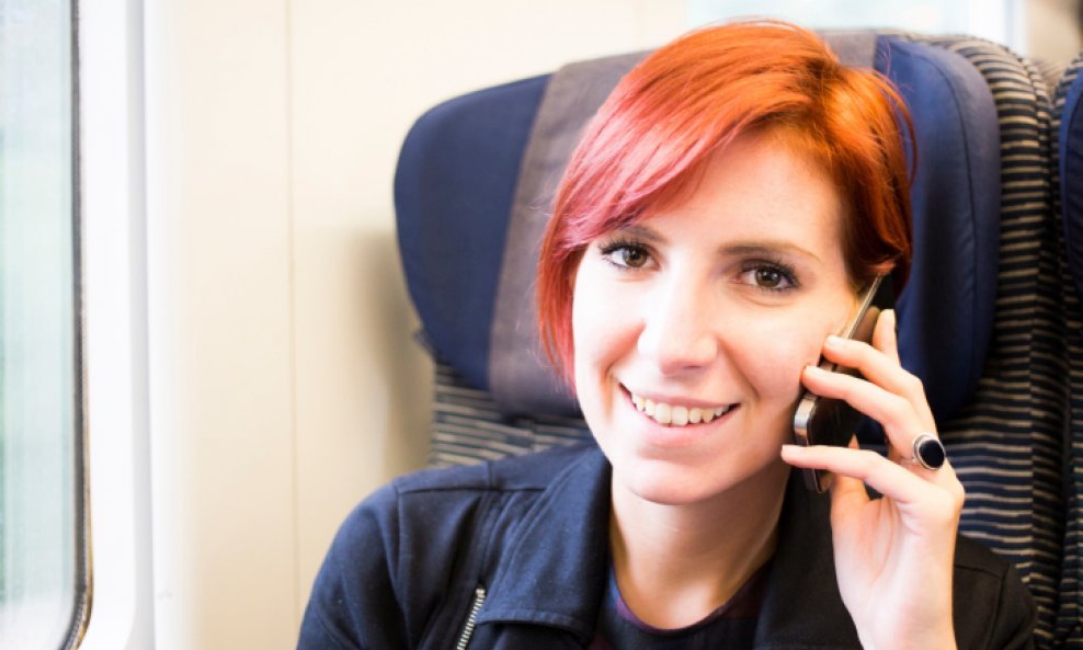 žena djevojka mobitel pametni telefon smartphone vlak putovanje turizam roaming