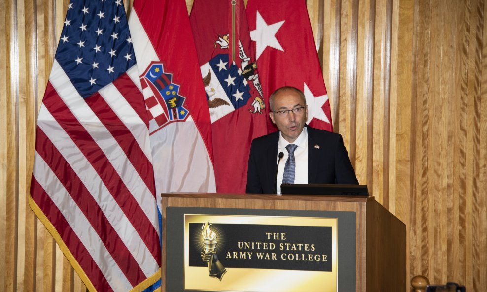 Damir Krstičević prilikom primitka priznanja u Ratnoj školi Kopnene vojske SAD-a