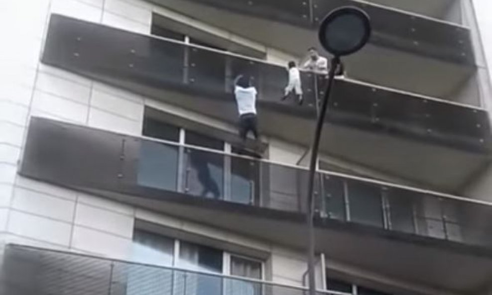 Malijski Spiderman popeo se na četvrti kat po pročelju zgrade