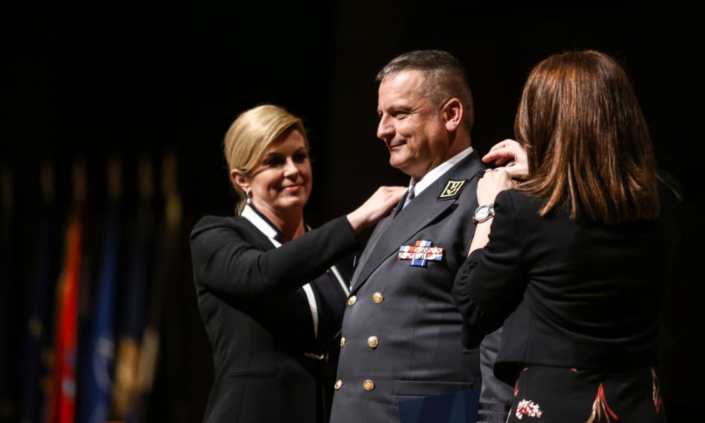 Generalu Siniši Jurkoviću činove su stavile predsjednica RH Kolinda Grabar Kitarović i njegova supruga Manuela