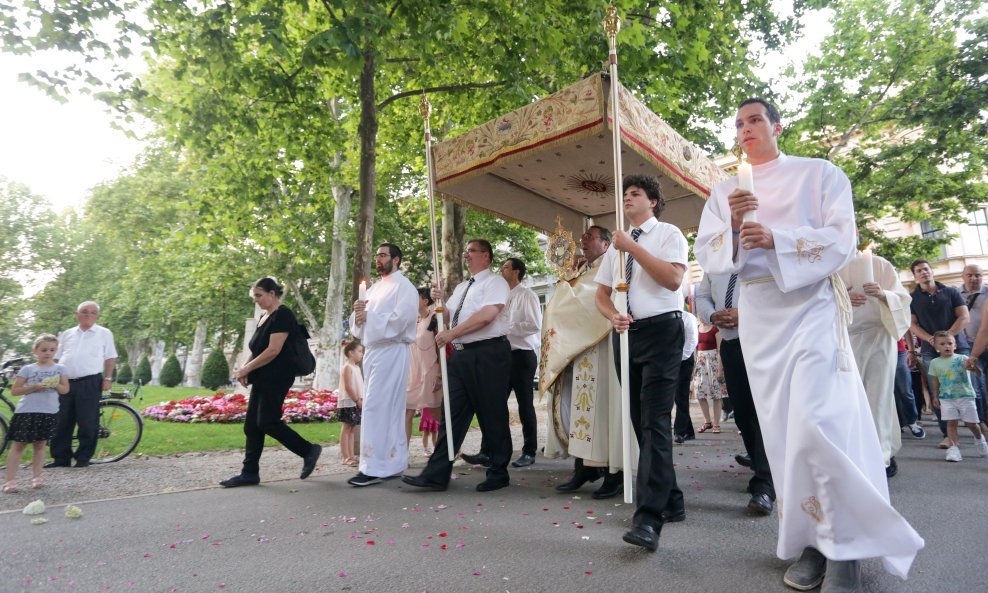 Procesija kroz središte Zagreba povodom Tijelova