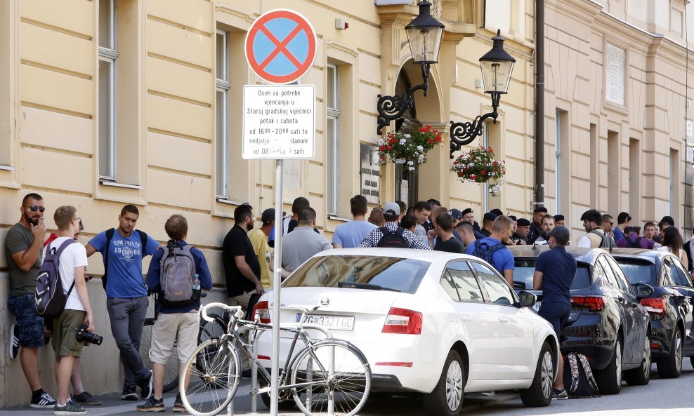 Prosvjed Bed Blue Boysa pred zagrebačkom Skupštinom