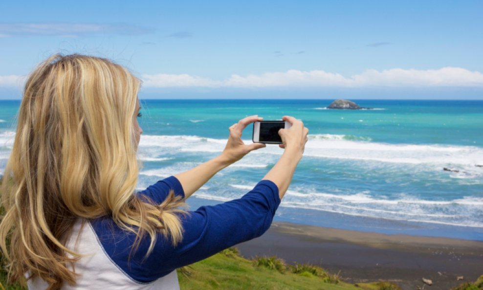 žena djevojka mobitel pametni telefon smartphone fotografiranje