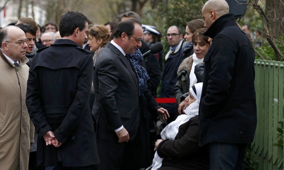 Hollande s majkom ubijenog policajca
