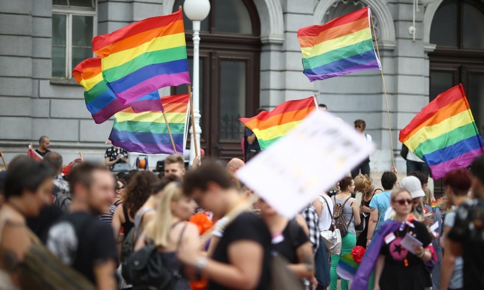 Poljski gay par dobio pravo da registrira dijete kao svoje