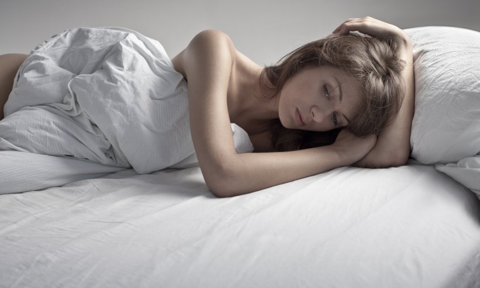 Žena krevet glavobolja