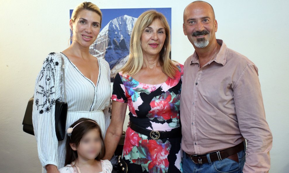 Mirta Šurjak s mamom Nadom, kćeri Chiarom i umjetnikom Feđom Aaronom Bučićem