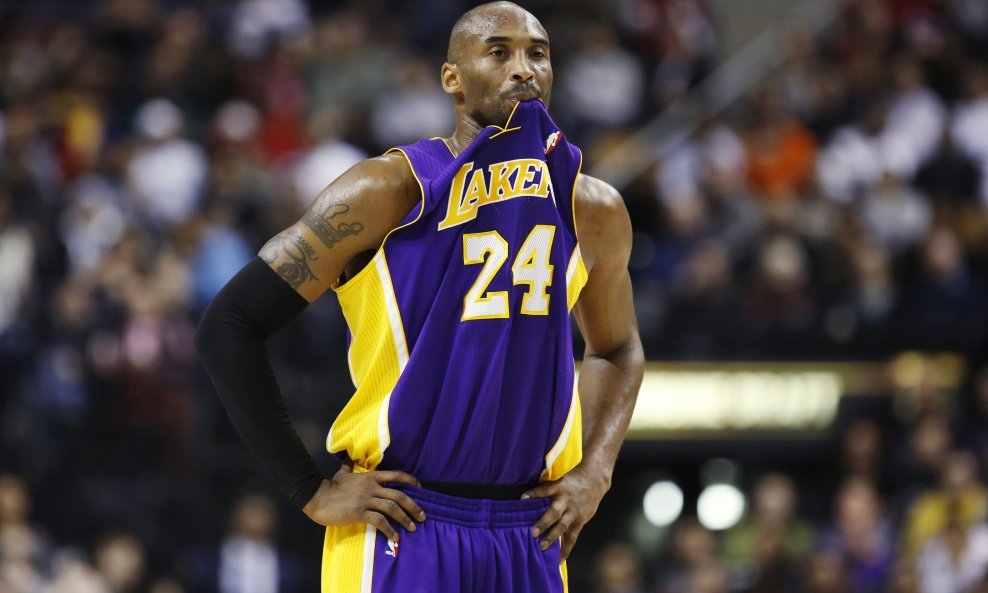 Zvijezda Los Angeles Lakersa Kobe Bryant s dresom u ustima