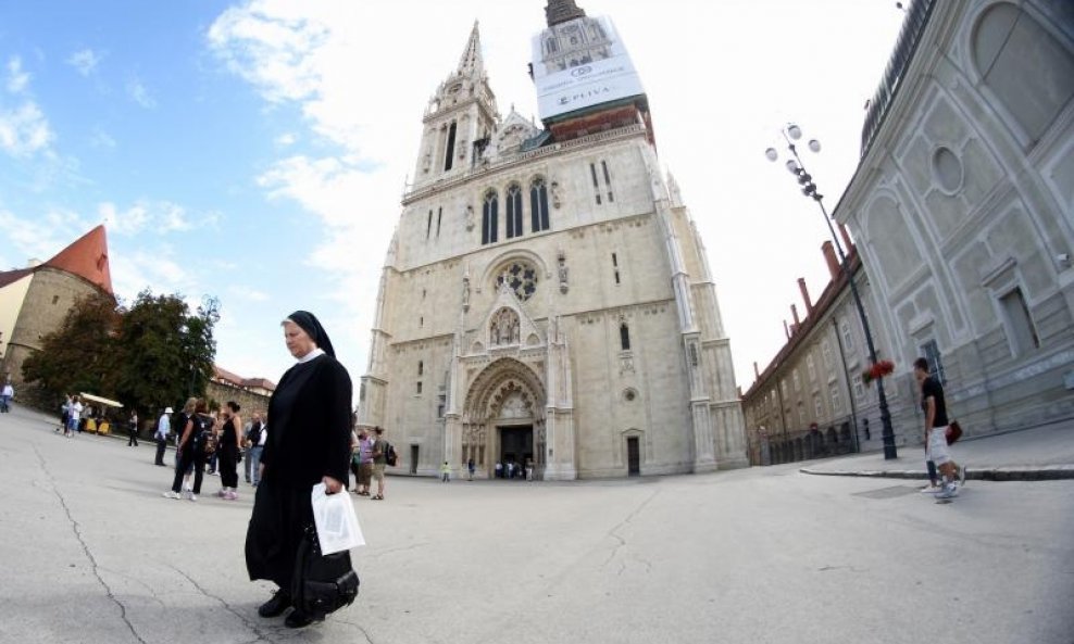 KAPTOL ZAGREBAČKA KATEDRALA ČASNA