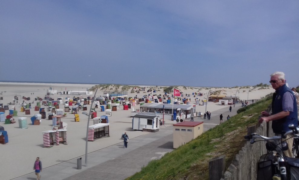 Nepregledne pješčane plaže na Borkumu u Sjevernom moru