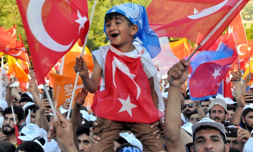Predsjednička kampanja u Turskoj se zagrijava, a aktualni predsjednik obećava reformu sekularnog obrazovanja