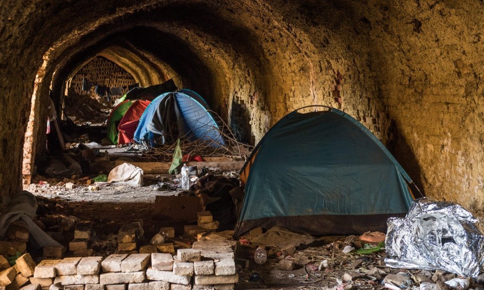 Austrija poslala BiH šatore za migrante, želi spriječiti 2015. na svojim granicama