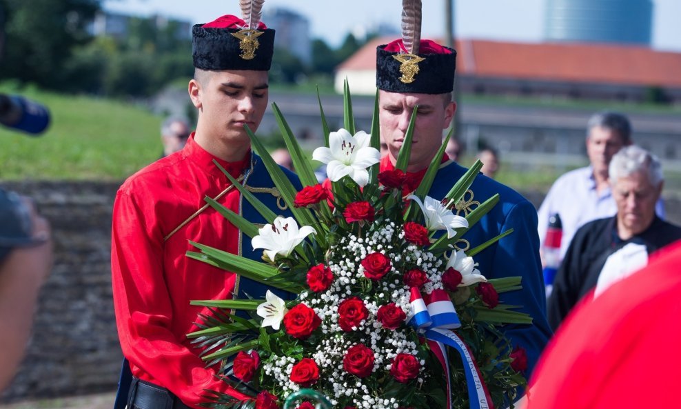Osijek: Polaganje vijenaca za Dan državnosti