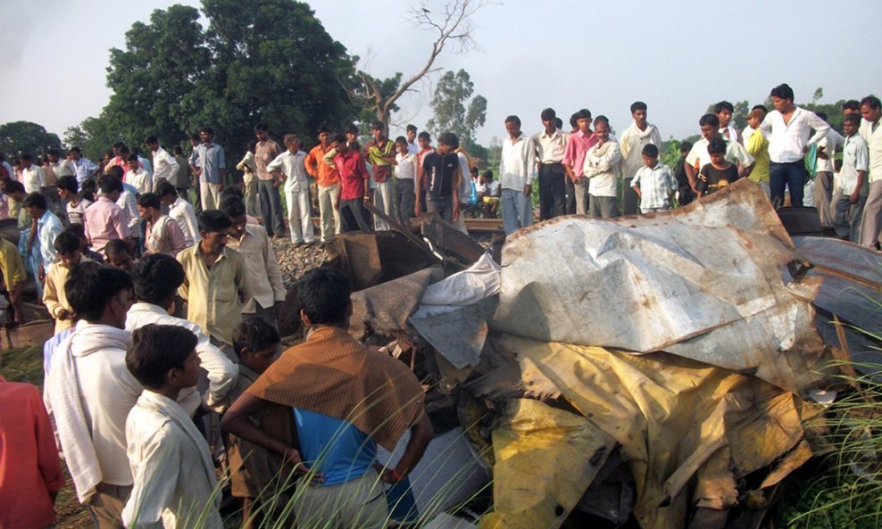 Avion je pao na gusto naseljeno područje Mumbaija