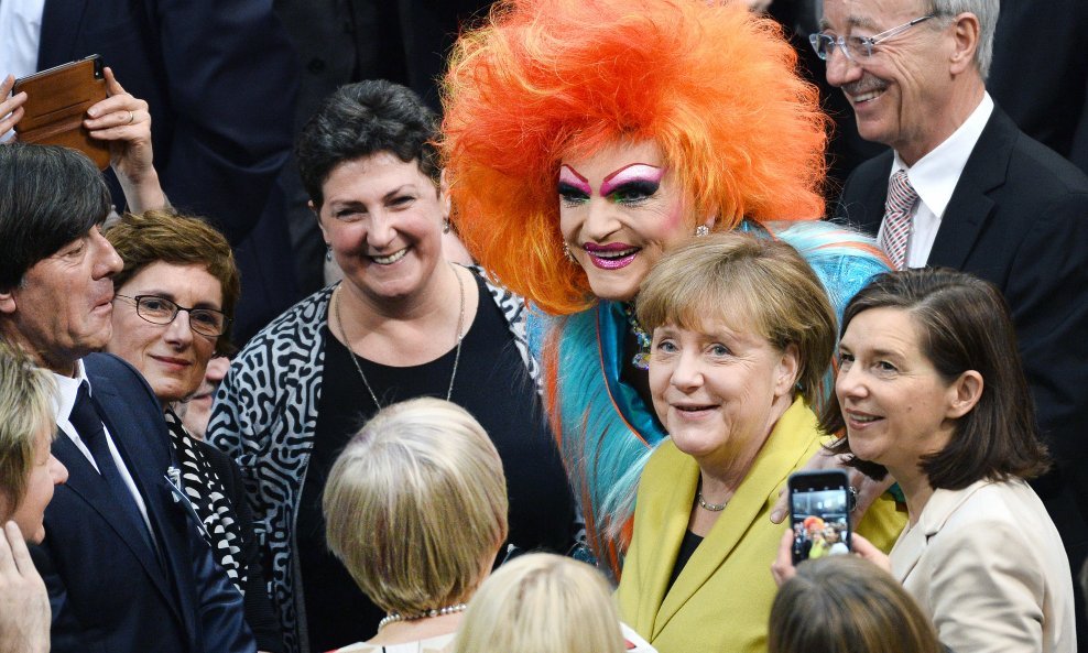Izbornik Löw bio je u društvu Angele Merkel prilikom izbora aktualne njemačke vlade. Raspoloženje više nije tako veselo
