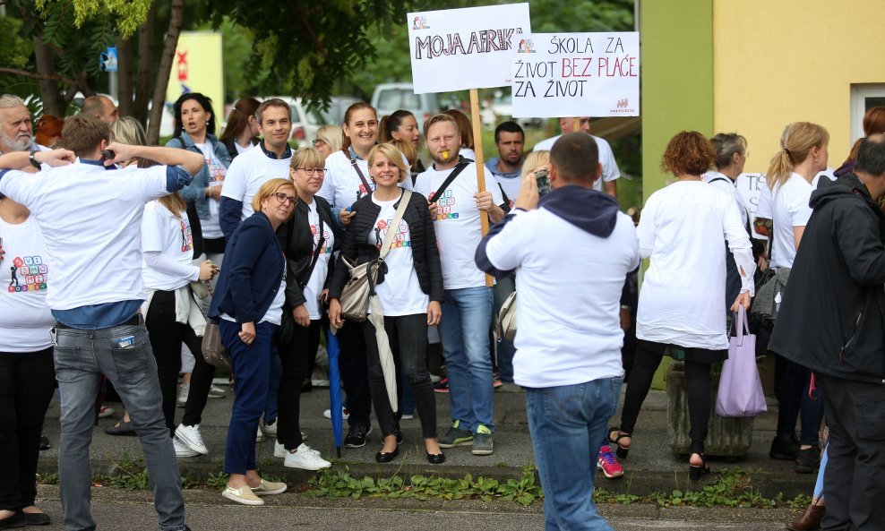 Prosvjed je održan zbog smanjenja plaća učiteljima i stručnim suradnicima u posebnim ustanovama koji rade s djecom s posebnim potrebama