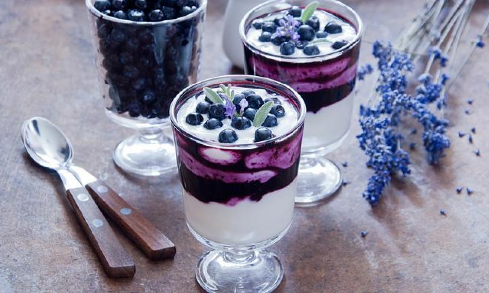 LAGANI-DESERT-S-BOROVNICAMA-I-LAVANDOM